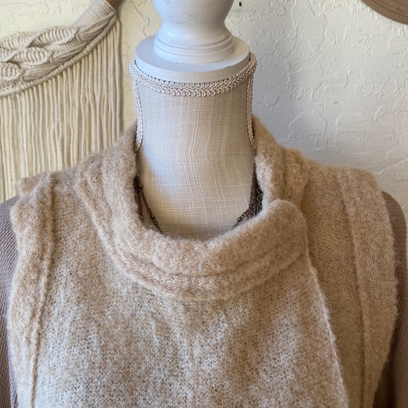 ✌️LIKE NEW ‼️ FREE PEOPLE ALPACA CAPE‼️ - Picture 4 of 16
